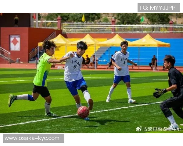 以球星坚韧拼搏诠释足球精神点燃绿茵梦想凝聚奋进力量 以球星坚韧拼搏诠释足球精神点燃绿茵梦想凝聚奋进力量