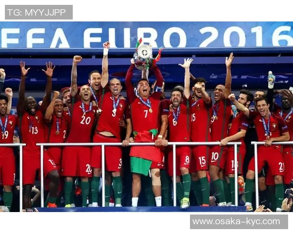 佩德罗在足球界的辉煌历程与成就解析 他的速度技术与冠军荣耀