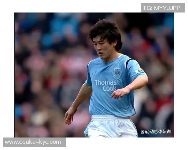 帅气足球球星展示动感风采,完美诠释力量与魅力的结合 帅气足球球星展示动感风采,完美诠释力量与魅力的结合