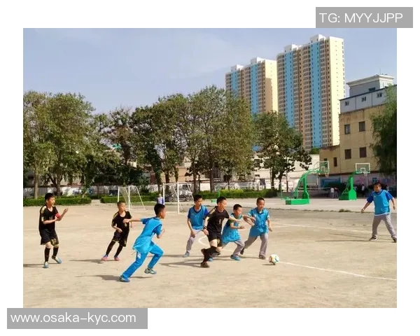 普通球迷视角下的足球场景一角 真实且富有生活气息的运动瞬间