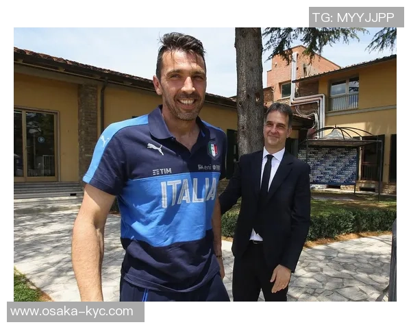 足坛巨星赛场突现跛脚瞬间引发球迷担忧热议不断